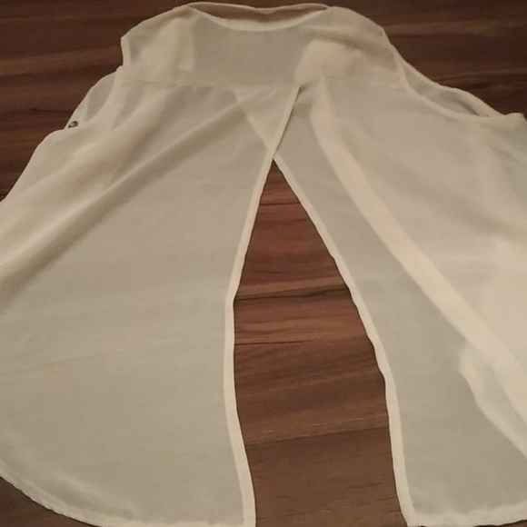 Adorable sleevless button up top with slit in back - Picture 3 of 3